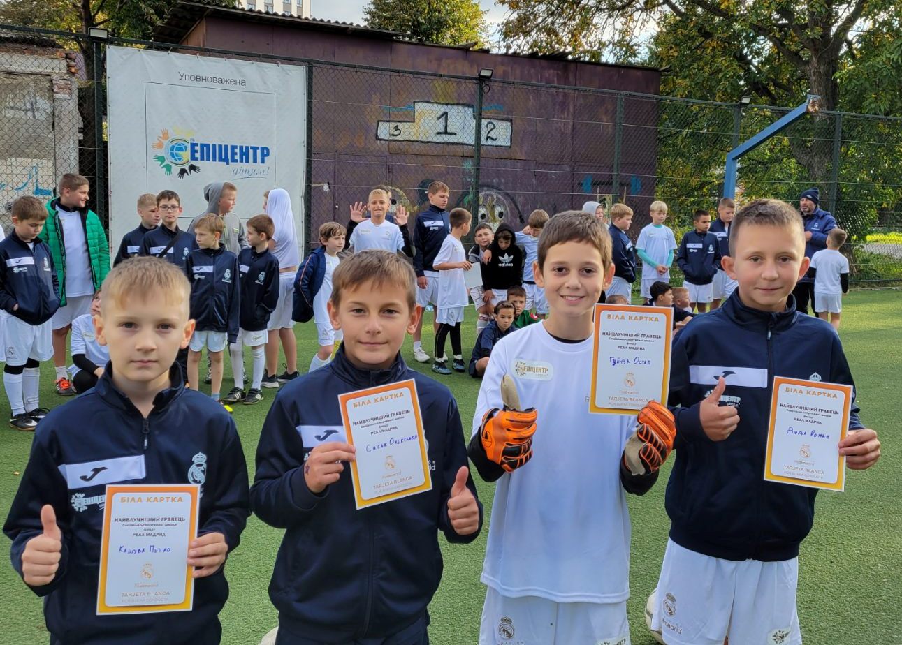 Юні переможці спортивного свята з відзнаками за найкраще результати у конкурсах